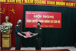 Quân khu: Trao quyết định nhân sự cán bộ
